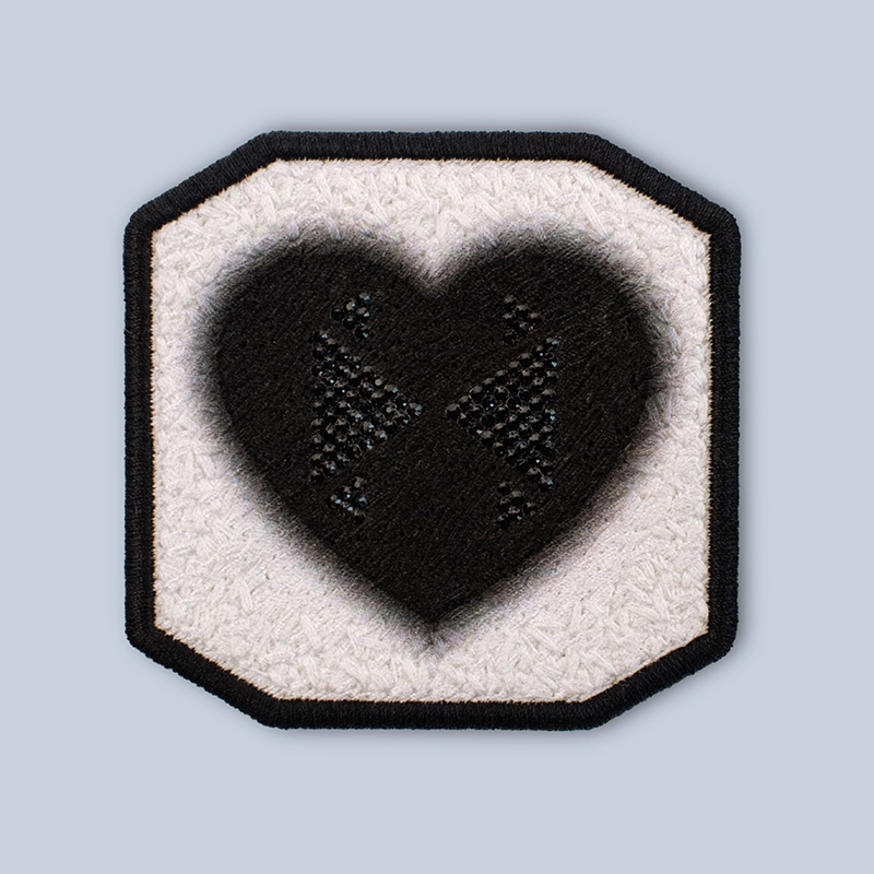 Patch ricamato - CUORE SFUMATO CON STRASS